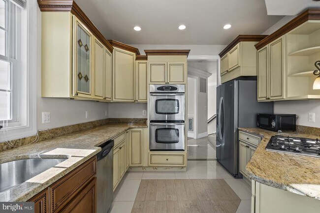 Building Photo - 8330 Westchester Dr