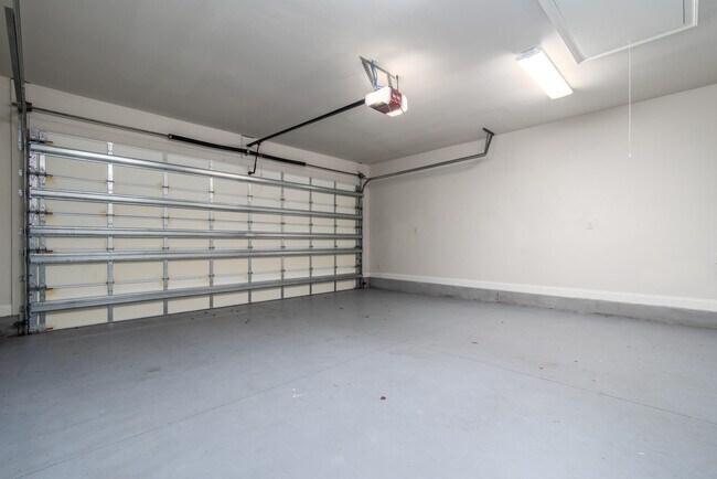 Building Photo - 718 Woods Dr