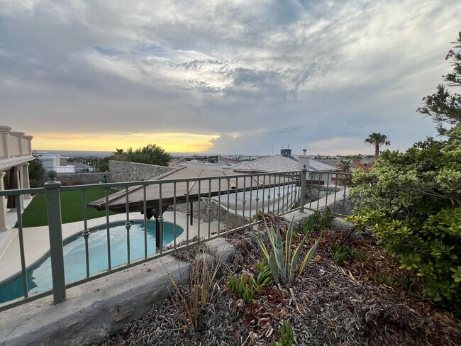 Building Photo - Stunning 4 bedroom, 3 bath home in West El...