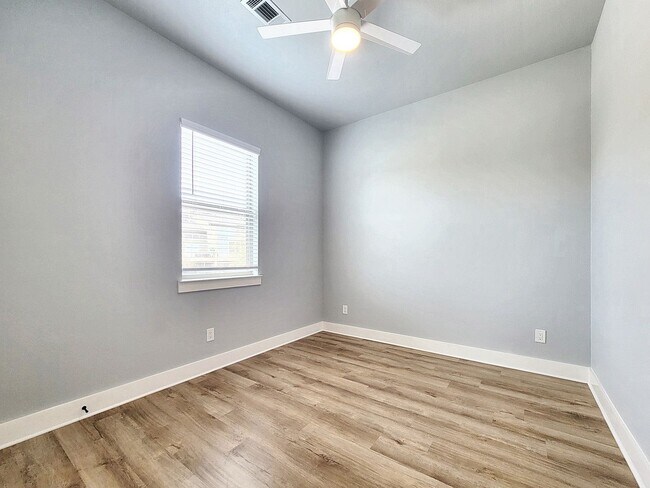 Building Photo - Sophisticated 3/BR 2.5/BS Home in Point Ve...