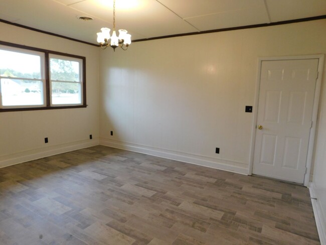 Building Photo - Newly Renovated 3 bedroom, 2 bath home