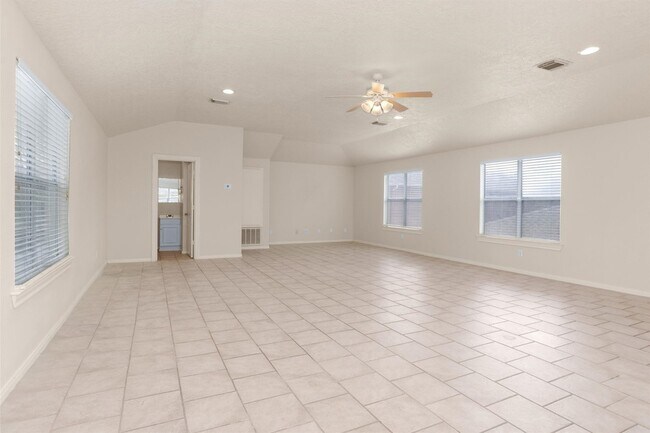 Building Photo - 1010 Maple Run Dr