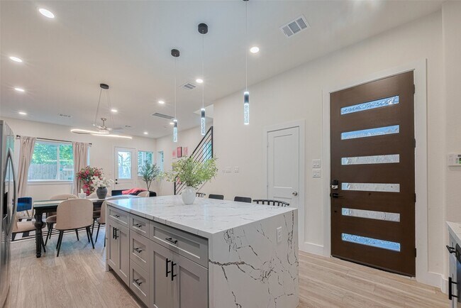 Building Photo - 2909 Nagle St