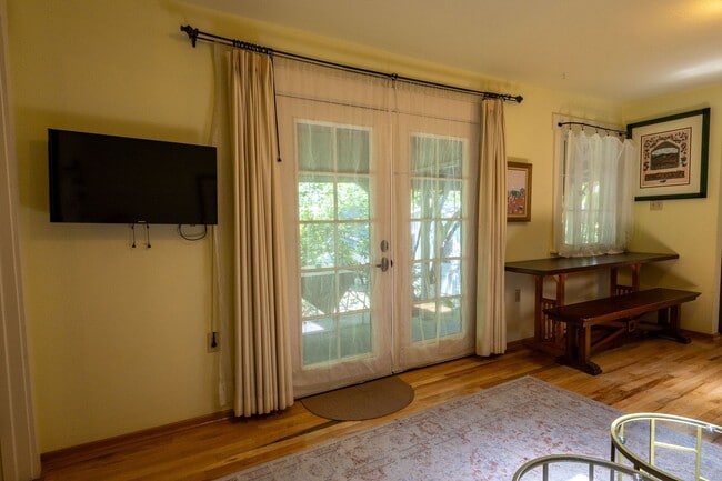 Building Photo - 550 square foot Fully Furnished short term...