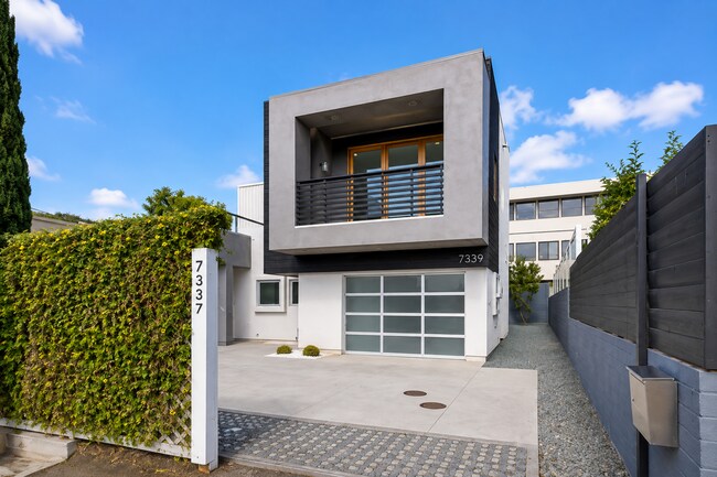 Building Photo - Contemporary Luxury Living in the Heart of La Jolla Village