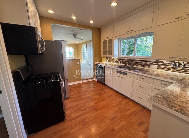 Building Photo - Stunning 3-bedroom, 1-bath home with a water view and fantastic amenities!