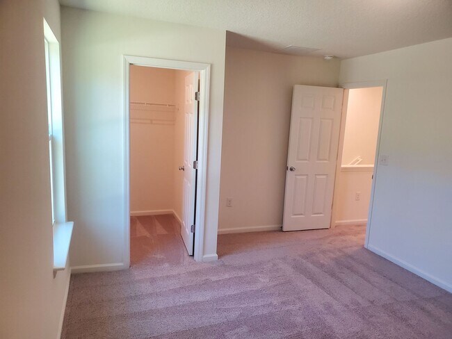 Building Photo - 3 BEDROOM 2.5 BATH TOWNHOME