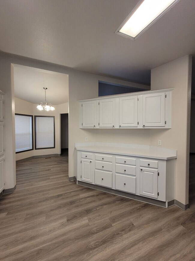 Building Photo - 3Bed : 2Bath Home with 2 Car Garage and Ac...