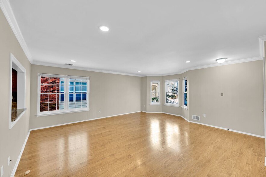 Building Photo - 157 Tulip Ln