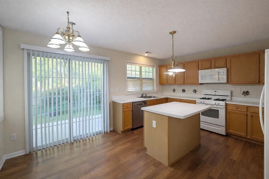 Building Photo - 2648 Morgan Lake Dr NE