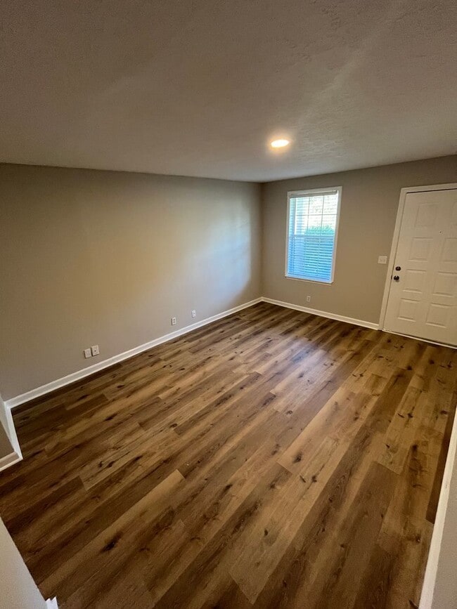 Building Photo - For Lease - 2 Bed, 2 Bath, 929sqft Unit in Hermitage!