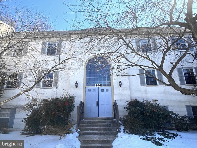 Building Photo - 864 College Pkwy