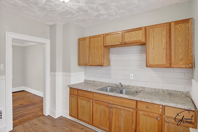 Building Photo - $1300 4 bedrooms