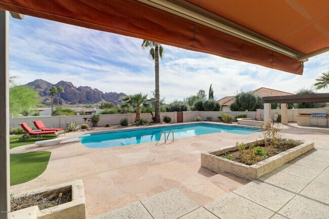 Building Photo - Beautiful 5 bed/4 bath + Den in Desirable Paradise Valley