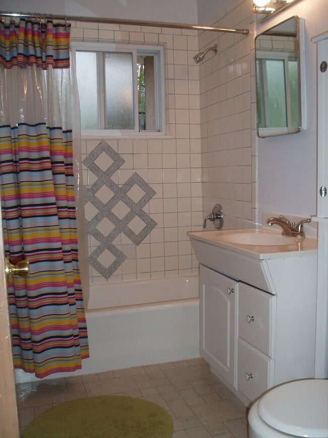 Building Photo - FREE 50in FLAT SCREEN TV Move in Special!!...