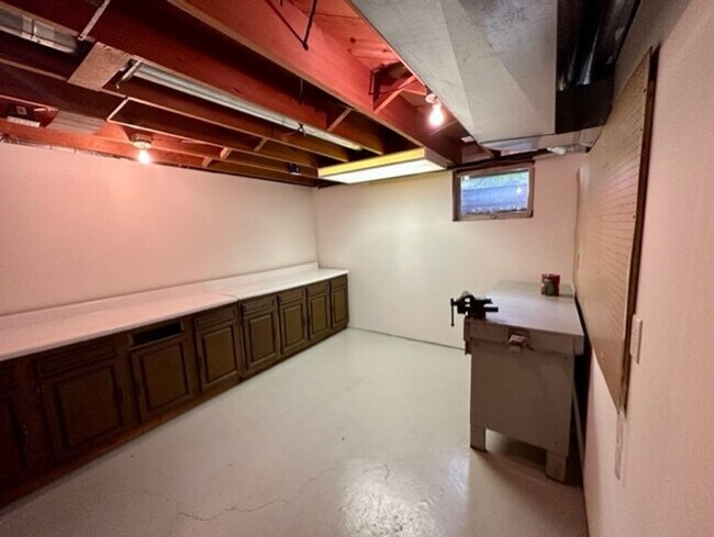 Building Photo - 6 bedroom, 4.5 bath Whitefish chain, 12 mo...