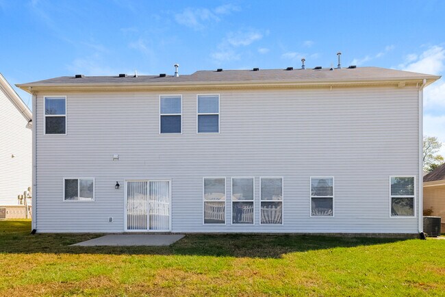 Building Photo - Spacious 4-Bedroom Hendersonville Home