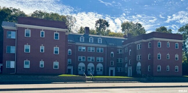 Primary Photo - 2028 7th Ave