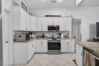 Building Photo - 146 Fernwood Crescent