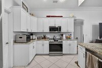 Building Photo - 146 Fernwood Crescent