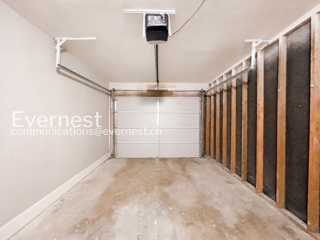 Building Photo - 3 Bed, 2 Bath Home with Garage / Pet-Friendly /  Available Now!