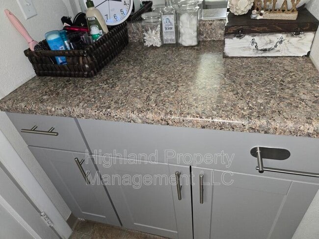 Building Photo - 1160 1/2 NE Lake St