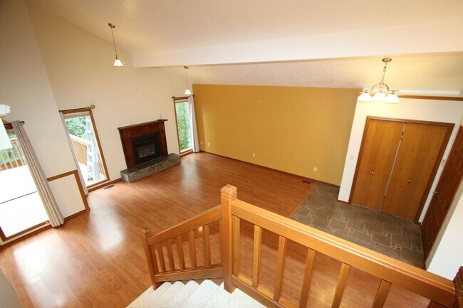 Building Photo - 4 Bedroom Eagle River Home!