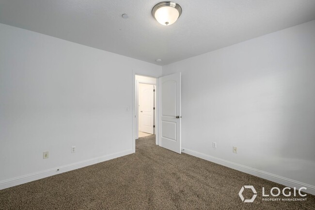 Building Photo - Stunning Top Floor Condo in Great Location!