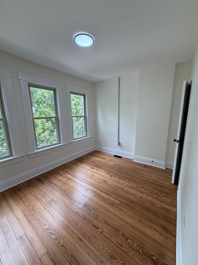 Building Photo - 423 Hanford St