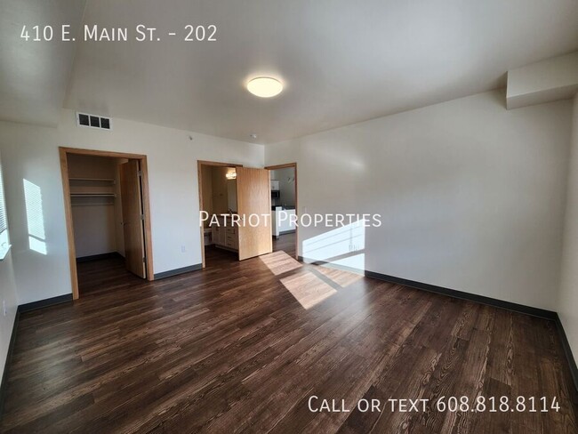 Building Photo - 2 bedroom/ 1.5 bath in Sun Prairie, WI