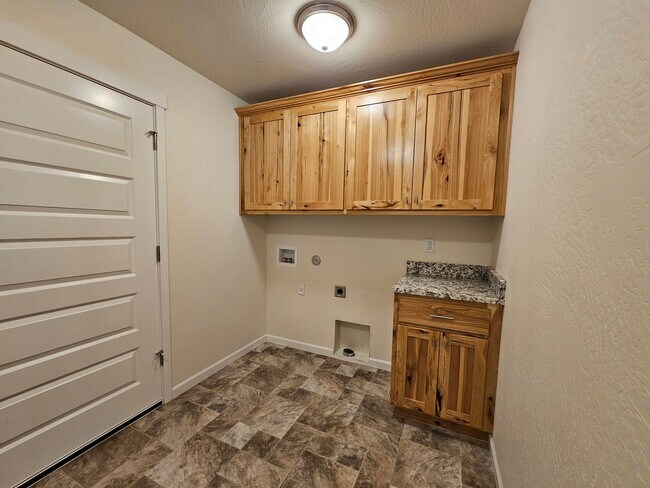 Building Photo - Newer Construction Close to Downtown Grants Pass