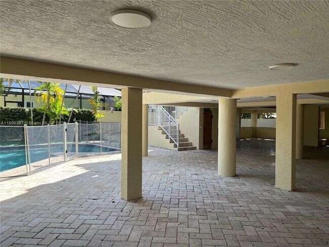 Building Photo - 573 Satinwood Dr