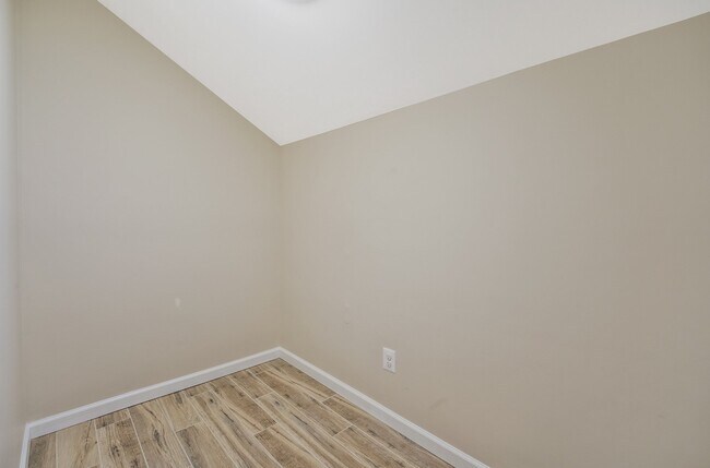 Building Photo - 1060 Gardenview Loop