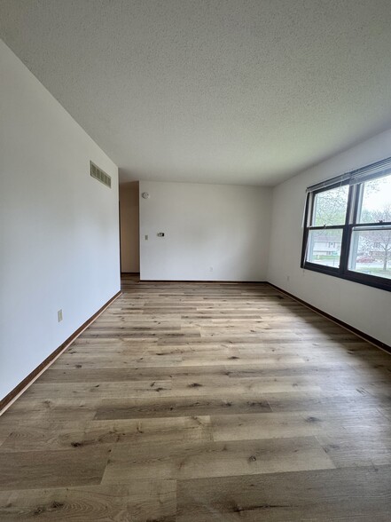 Building Photo - 5556 N Thornwood Ave