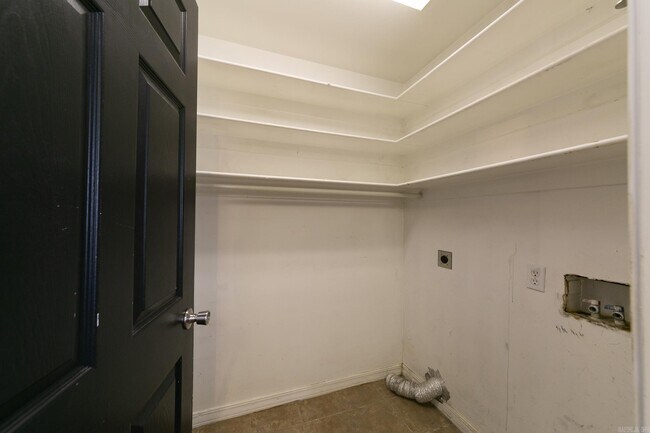 Building Photo - 12 Forest Dr