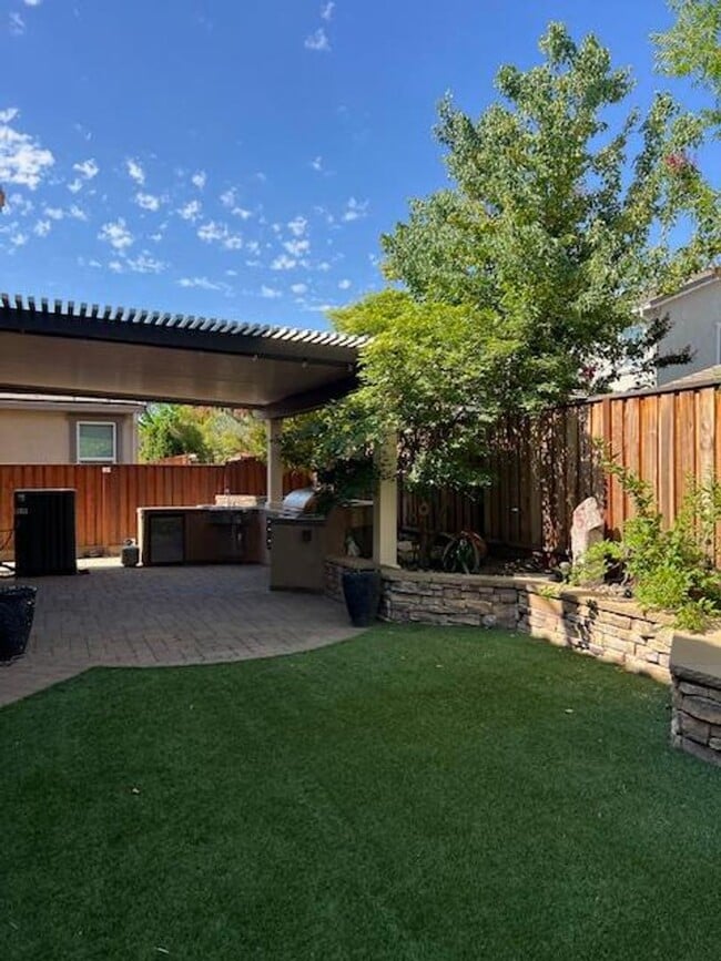 Building Photo - STUNNING & SPACIOUS 4 BEDROOM IN W. ROSEVI...