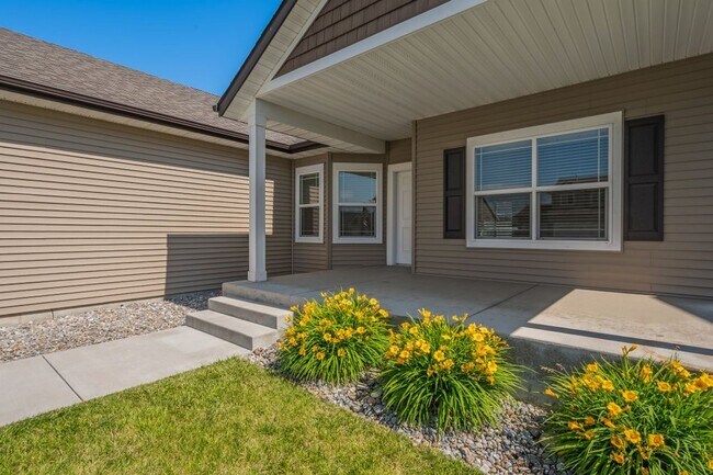 Building Photo - 3 bed 2 bath Crown Pointe Neighborhood with A/C