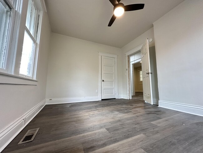 Building Photo - 463 Linden Ave