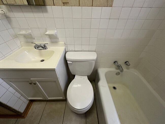 Building Photo - Spacious 2 Bedroom/1 Bath Home