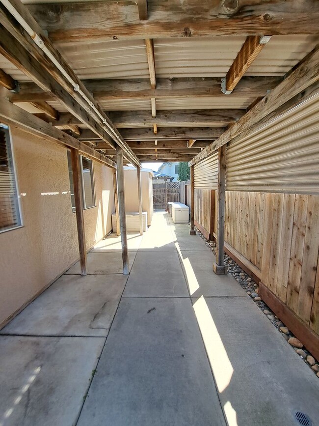 Building Photo - 354 Bradley Dr