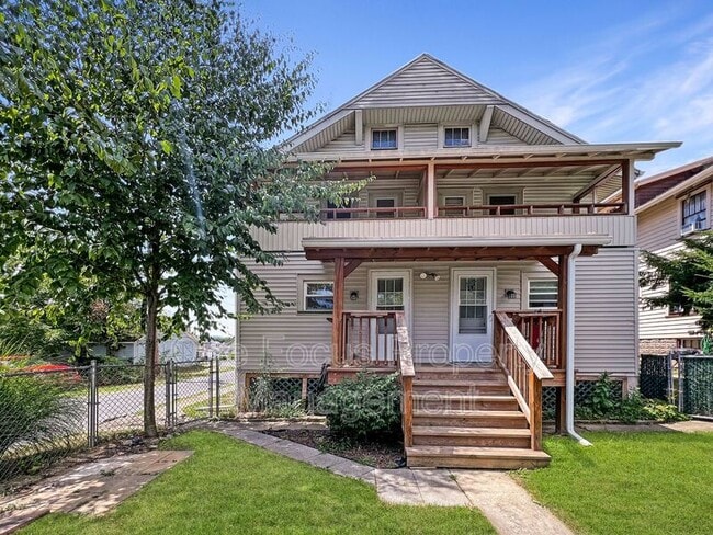 Building Photo - 716 7th Ave