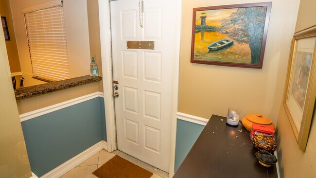 Building Photo - 2015 Coral Ridge Dr