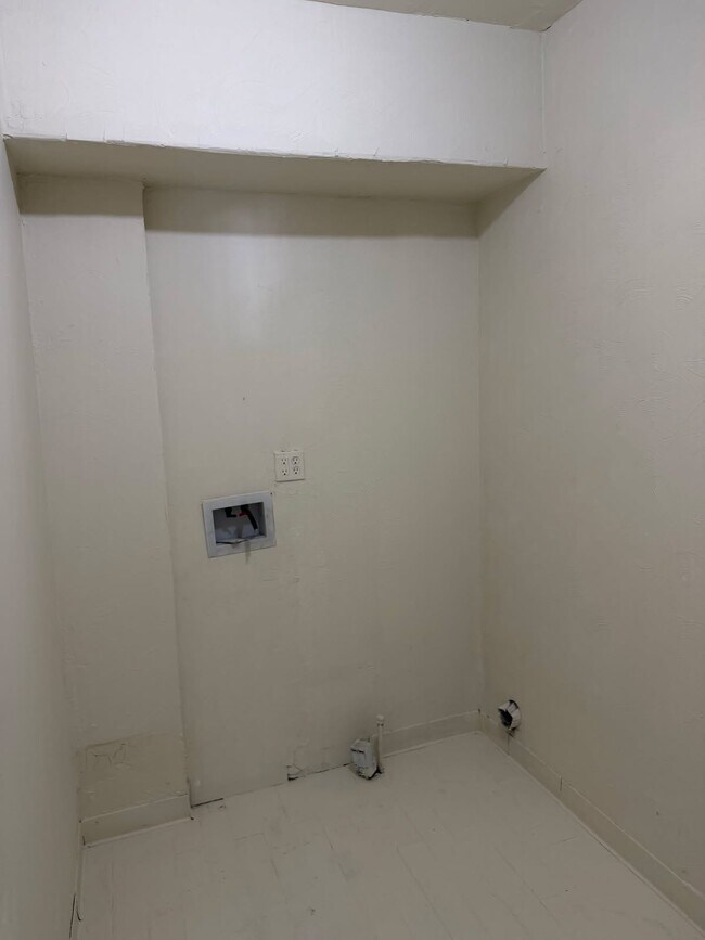 Building Photo - 730 Middle Ave