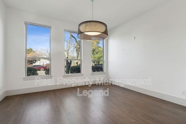 Building Photo - 1018 S Waverly Dr