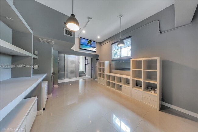 Building Photo - 850 N Venetian Dr