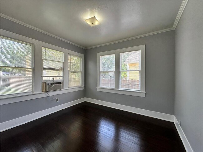 Building Photo - 4430 Bell St
