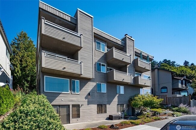 Building Photo - 4226 Beach Dr SW