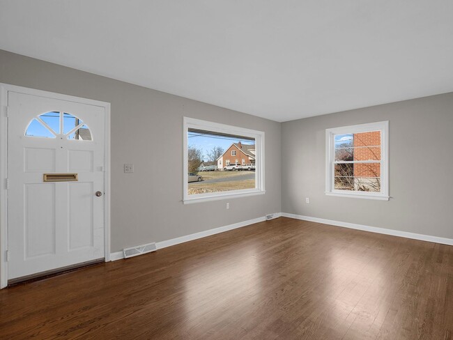 Building Photo - 4 Bedroom/ 2 Bath Home for Rent in NW Roanoke