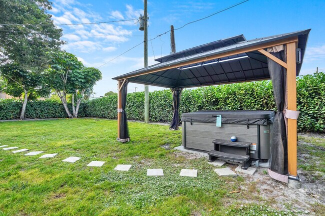 Building Photo - 727 Fernwood Dr