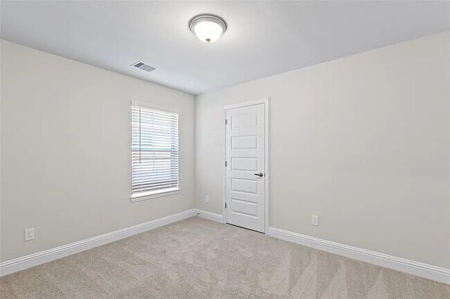 Building Photo - 2708 Golden Palms Ln